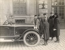 AB Hans Osterman överlämnar ett fordon till H K H Kronprins Gustaf Adolf. Stockholms Slott.