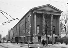 Norrtullsgatan 2. Byggnaden uppfördes 1925-27 och donerades till Stockholms högskola från Stockholms stad. Från 1998 kallas byggnaden Studentpalatset, och hyser läsplatser för studenter