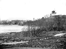 Danviksklippan, med kvarnen, sett från Hammarby sjö