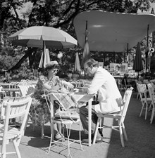 Berzelii Park. Berns veranda, en man och en kvinna sitter vid ett bord