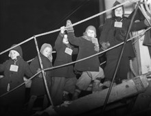 Finska krigsbarn på landgången till ett fartyg.