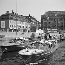 Tegelbacken. Båtar avgår för rundturer under Stockholms broar. Tv. i bakgrunden ligger Kronprinsens stall. T.h. Centralpalatset