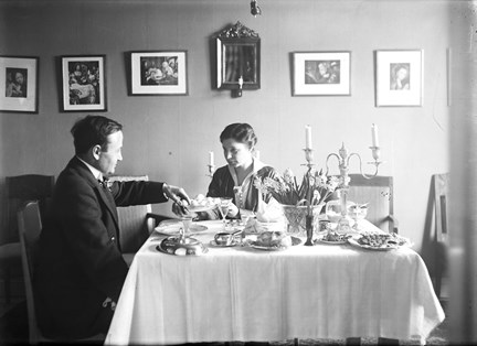 Elin Wägner och John Landquist vid middagsbord