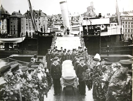 Kvarlevorna efter de tre medlemmarna i Andrée-expeditionen tas i land från fartyget Svensksund, 5 oktober 1930