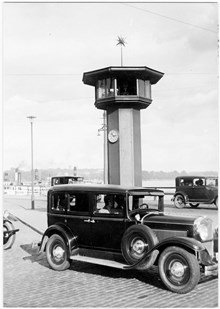 Slussen med den trafikordning som började den 1.4.1922 vid sammankopplingen av norr- och söderlinjerna  Karl Johans torg. Kontrolltornet