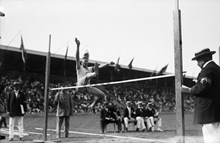 Olympiska spelen i Stockholm 1912. Höjdhopp med anlopp. Sverges bronsmedaljör G. Åberg hoppar höjdhopp med anlopp, det vill säga höjdhopp med satts.