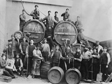 Grupporträtt av öltappare vid Münchenbryggeriet år 1890.
