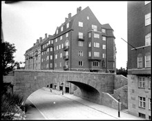 Runebergsgatan österut och Eriksbergsgatans korsande bro. Bortom bron  t.h. kv. Poppeln