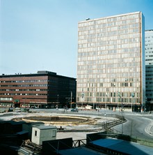 EPA och femte hötorgshuset. Fontänen vid Sergels Torg under uppbyggnad med armeringsjärn och gjutformar. Byggfuttar i förgrunden