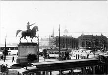 Slussen med den trafikordning som började den 1.4.1922 vid sammankopplingen av norr- och söderlinjerna  Karl Johans torg. Statyn vid  torget