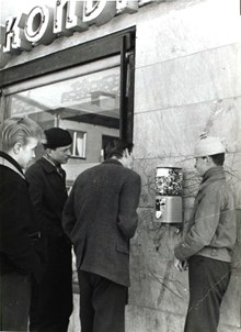 Godisautomat vid Pariserkonditoriet, Hägerstenåsen 1956 