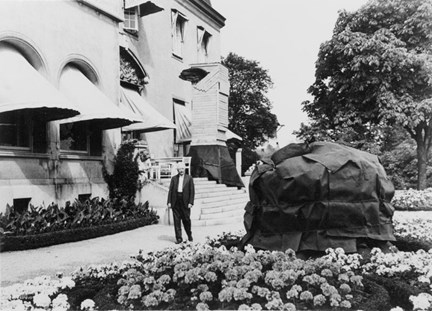 Fotografiet föreställer prins Eugen på Slottsterrassen under andra världskriget.