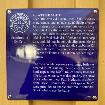 Blå emalj med vit text