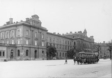 Öppen hästspårvagn vid Centralstationen, år 1904.