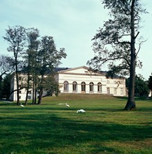 Drottningholmsteatern; västra fasaden. Betande svanar i trädgården