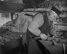 Bland hantverkare i Stockholm: Hovslageri - tillverkning av hästsko och skoning (1931)