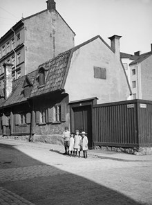 En grupp barn står framför Bondegatan 24 (nuv. 44) vid hörnet av Nytorgsgatan
