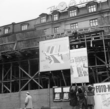 Klarabergsgatan 68, Centralplan. Några arbetare från gatukontoret hänger upp en orienteringsskylt som informerar om Klarabergsleden
