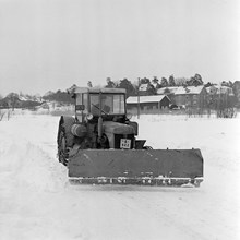 Traktor med snöplog i Bromma