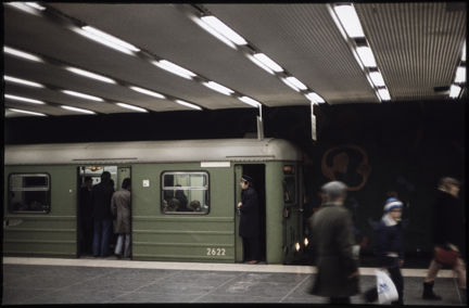 Ett tunnelbanetåg vid perrong vid Albys tunnelbanestation år 1978