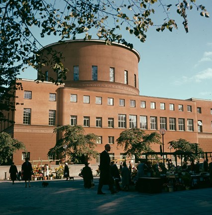 Torghandel syns framför Stadsbiblioteket.