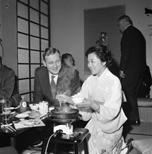 Interiör från japansk restaurang i samband med "Japansk matvecka". En kvinna serverar mat