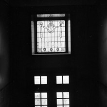 Fönster ovanför port (interiört) på Karlbergsvägen 89