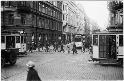 Trafik med spårvagnar i korsningen av Kungsgatan och Vasagatan år 1925