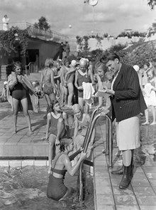 Vanadisbadet. Obligatoriskt simkunnighetsprov för alla Stockholms folkskolebarn i sjätte, sjunde och åttonde klasserna. 50% av flickorna och 90% av pojkarna kunde simma 50 meter.