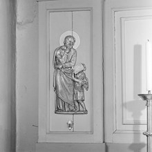 Katolska kyrkan. Detalj från sidoaltaret föreställande aposteln Mattheus och en ängel