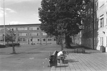 Mossen 4, Bromma gymnasium. Skolgården mot N