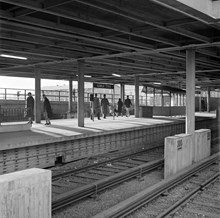 Väntande resenärer på Gamla Stans tunnelbaneperrong