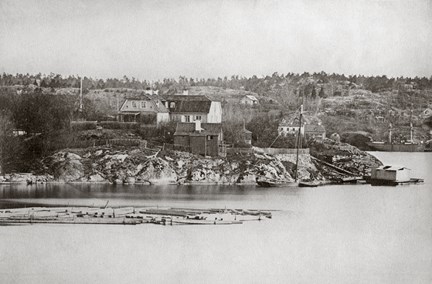 Fotografiet visar Waldemarsudde med dess tidigare huvudbyggnad, sedd från Ryssviken, på 1880-talet. 
