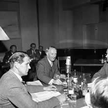 Bondeförbundet intervjuas, inför valet, i radio. I mitten av bilden, partiledare Gunnar Hedlund