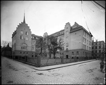 Klara folkskola, Klara Södra Kyrkogata 13-15 i hörnet av Stora Vattugatan