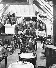 Stockholmsutställningen 1897. Interiör av Arméns utställning