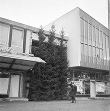 Vällingby Centrum, invigningsdagen. Vällingehus till höger