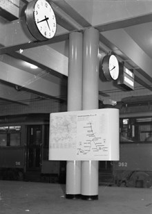 Perrongklockor, destinationsskyltar och anslagstavla å station Södra bantorget