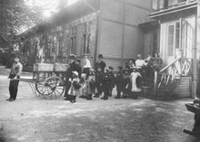Barn står uppställda framför Barnasylen vid Fleminggatan 22 som låg inom området för Stockholms Allmänna försörjningsinrättning, kallad Grubbens.
