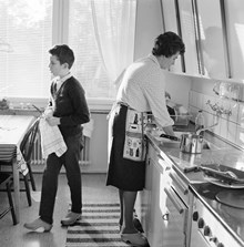 Mor (Maud Lindgren) och son (Mats Lindgren) arbetar i köket, Oppundavägen 6