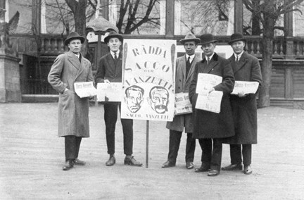 Fem ungsocialister säljer tidningen Brands Sacco-Vanzetti-nummer utanför Cirkus på Djurgården: Sven Mattsson, Folke Rosén, W Blomkvist, Erik Eklund.