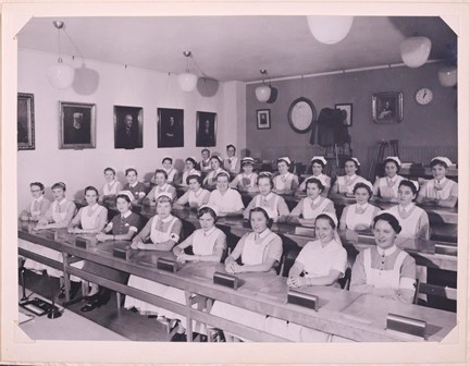 Svartvitt fotografi på elever från Barnmorskeutbildningen i Stockholm 1955-1957