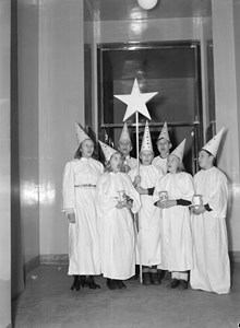 En grupp stjärngossar från Godtemplarorden (I.O. G. T.), med Staffansstjärna och insamlingsbössor i händerna