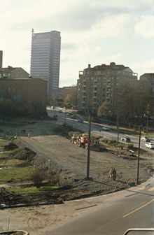 Arbete med ny gatusträckning vid Gjörwellsgatan. I bakgrunden DN och Expressens höghus