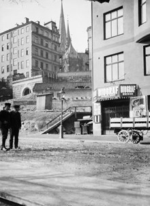 Två män framför Biograf Edison på Regeringsgatan 111. I fonden syns Johannes kyrka och kv. Höjden