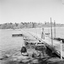 Råstasjön. Pontonbro som lånats in till firandet av Barnens Dag vid Råstahem