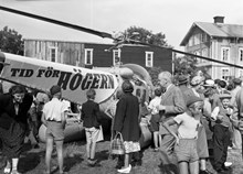 Öregrund. Folksamling kring Högerns helikopter i valkampanjen som landat med partiledaren