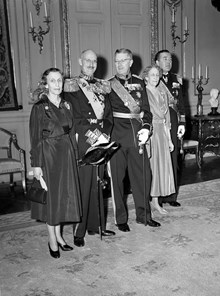 Kungliga slottet. Norges kung Haakon på officiellt besök. Fr. v. drottning Louise, kung Haakon, kung Gustaf VI Adolf, prinsessan Ingeborg och prins Bertil