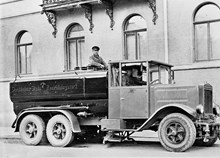 Renhållningsbil omkring 1930. Bakom ratten sitter chaufför H. Lindahl