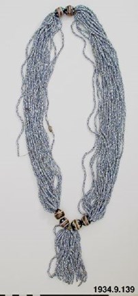 Halsband från Kongofristaten. Insamlad av Ludvig Selander, flodbåtskapten utmed Kongofloden. Donerade till Etnografiska museets, Stockholm.